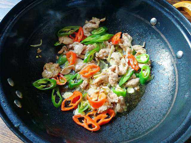 Xào thịt lợn, chỉ cần nhớ 3 thao tác này, thịt lúc nào cũng mềm ngon, không dai hay khô - 4