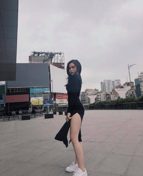 Diện váy xẻ, hot girl 21 tuổi phải dùng tay che chắn tránh lộ hàng - 7