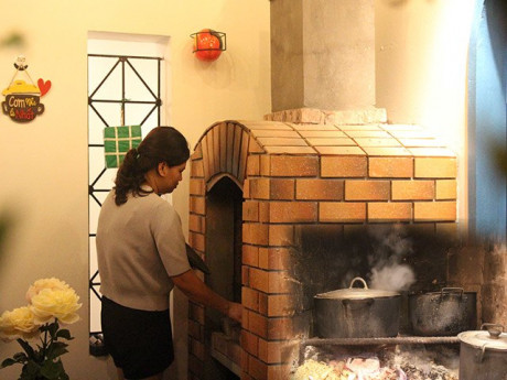 Người phụ nữ xây cả bếp củi làng quê độc đáo trong nhà phố Hà Nội