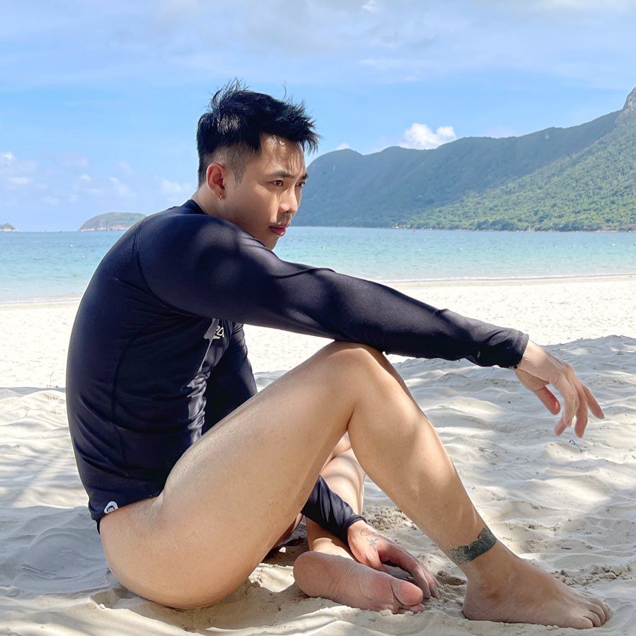 Tận hưởng hè với trai đẹp mặc đồ bơi nổi bật trên bãi biển