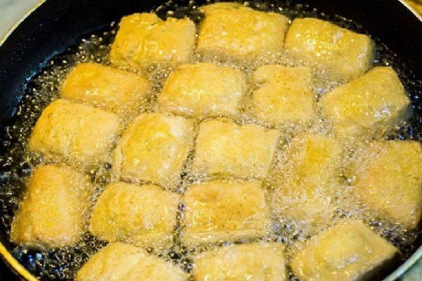 Rán đậu phụ đừng cho ngay vào chảo, thêm thứ này đậu giòn ngon không vỡ nát - 1
