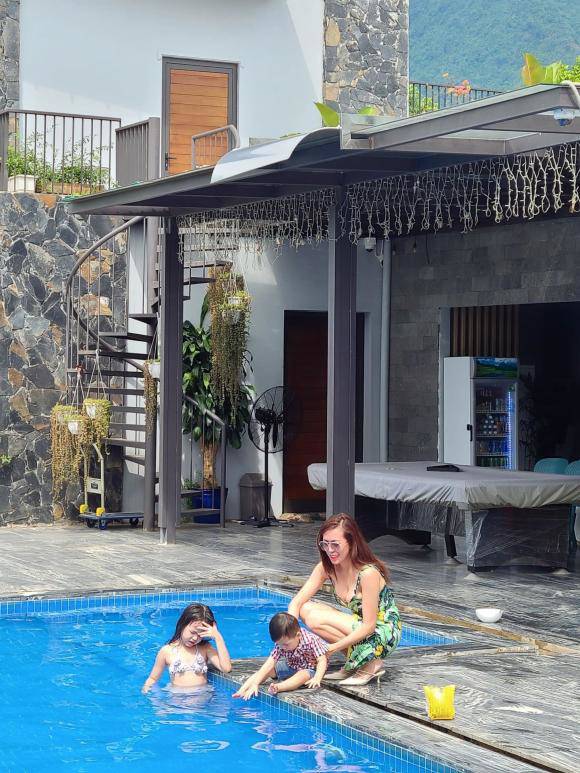 amp;#34;Cô trợ lý nóng bỏngamp;#34; của Quang Tèo đã làm mẹ 2 con, chẳng ngại khoe 3 vòng amp;#34;căng đétamp;#34; - 3