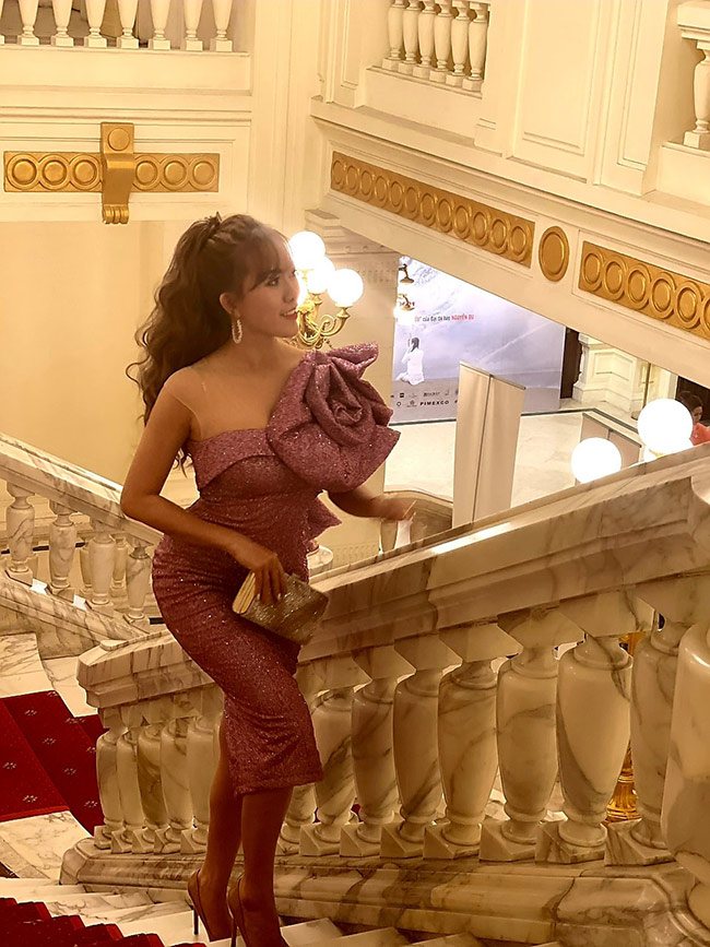 amp;#34;Cô trợ lý nóng bỏngamp;#34; của Quang Tèo đã làm mẹ 2 con, chẳng ngại khoe 3 vòng amp;#34;căng đétamp;#34; - 9