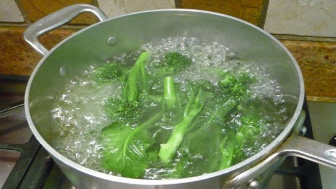 Cách đơn giản giúp món rau luộc thành tuyệt phẩm, xanh mướt, giữ nguyên dinh dưỡng - 1