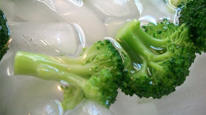 Cách đơn giản giúp món rau luộc thành tuyệt phẩm, xanh mướt, giữ nguyên dinh dưỡng - 4