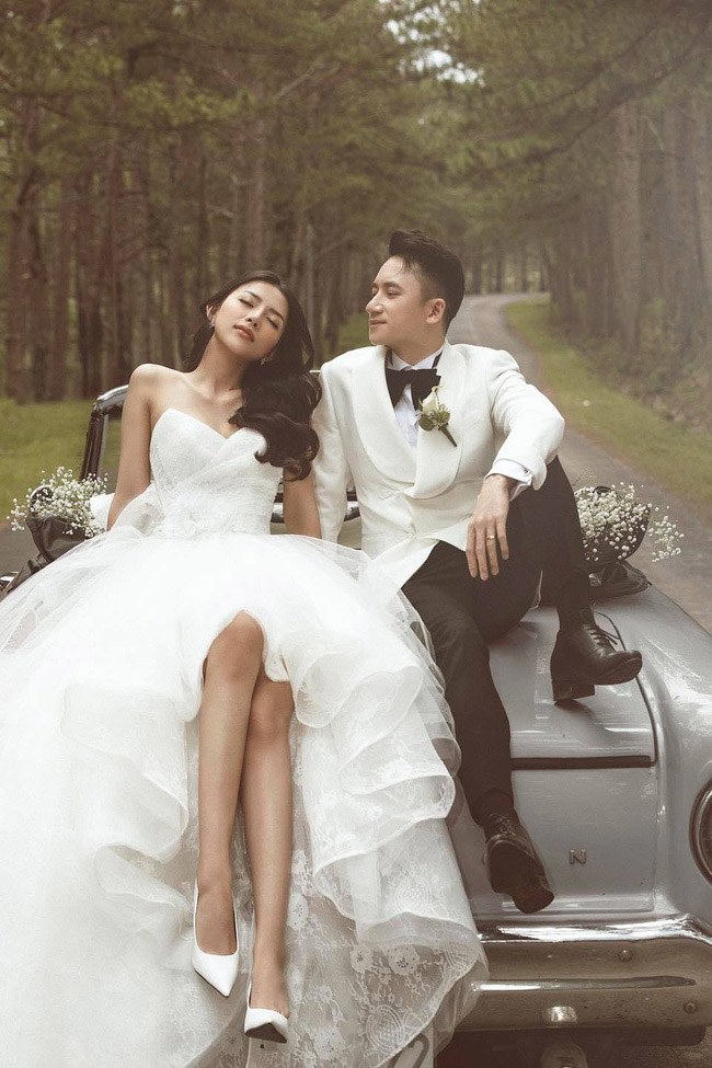 Cận cảnh váy cưới đính 10000 viên pha lê bạc của vợ Phan Mạnh Quỳnh  Tin  tức Online