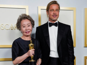 Vừa lập kỳ tích tại Oscar 2021, bà mẹ đơn thân huyền thoại Hàn đã tán tỉnh ngay Brad Pitt