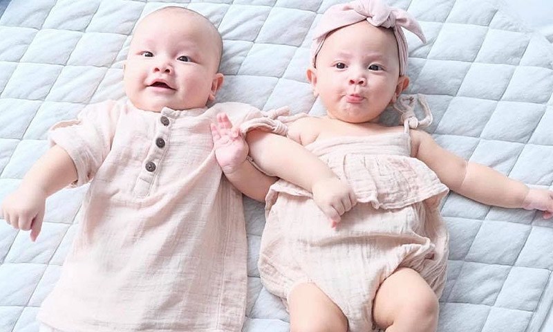 Hình ảnh cặp em bé của Hồ Ngọc Hà 6 tháng tuổi này không chỉ thể hiện sự xinh đẹp và đáng yêu mà còn giúp bạn cảm nhận được tình yêu và niềm hạnh phúc trong cuộc sống.
