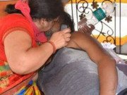 Đau đớn tột cùng ở Ấn Độ: Biết chồng đã chết vì COVID-19 vẫn cố hô hấp giành sự sống