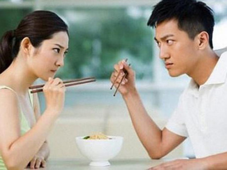 Nếu chàng có 4 biểu hiện này trong khi ăn, bạn nên suy nghĩ có nên hẹn hò tiếp không