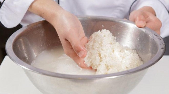 Đầu bếp chuyên nghiệp bật mí 2 chiêu giúp nấu cơm dẻo, thơm ngon - 3