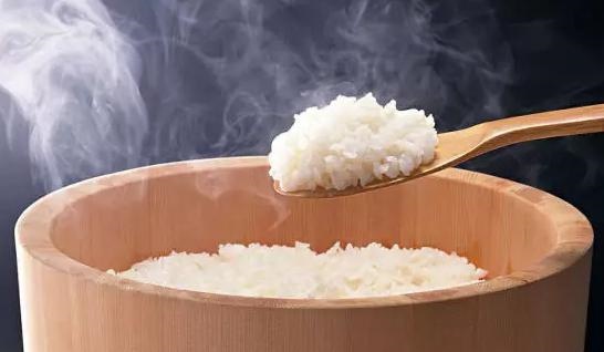 Đầu bếp chuyên nghiệp bật mí 2 chiêu giúp nấu cơm dẻo, thơm ngon - 5