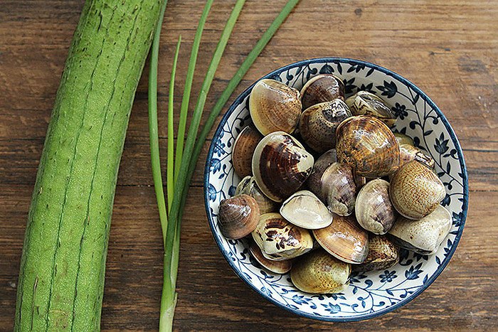 Canh mướp nấu ngao chỉ cần đơn giản thế này cũng đủ ngọt ngon, không sợ hè nóng - 1