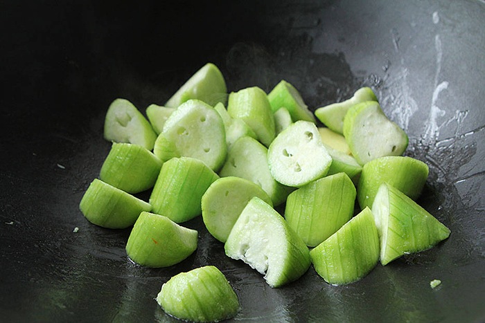 Canh mướp nấu ngao chỉ cần đơn giản thế này cũng đủ ngọt ngon, không sợ hè nóng - 5