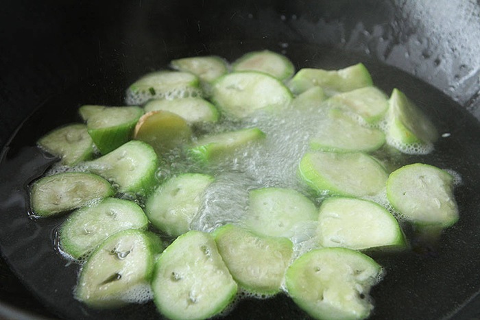 Canh mướp nấu ngao chỉ cần đơn giản thế này cũng đủ ngọt ngon, không sợ hè nóng - 6