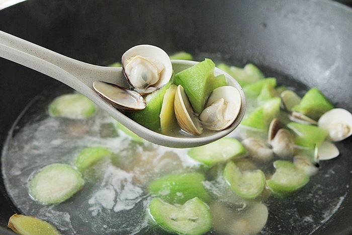 Canh mướp nấu ngao chỉ cần đơn giản thế này cũng đủ ngọt ngon, không sợ hè nóng - 7