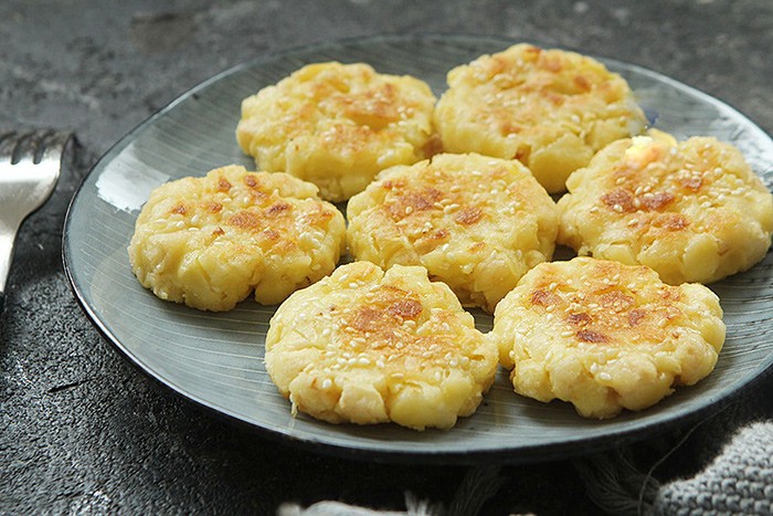 Táo mua về ăn không hết, vợ đem nấu lại được món ăn tuyệt ngon không ai ngờ tới - 9