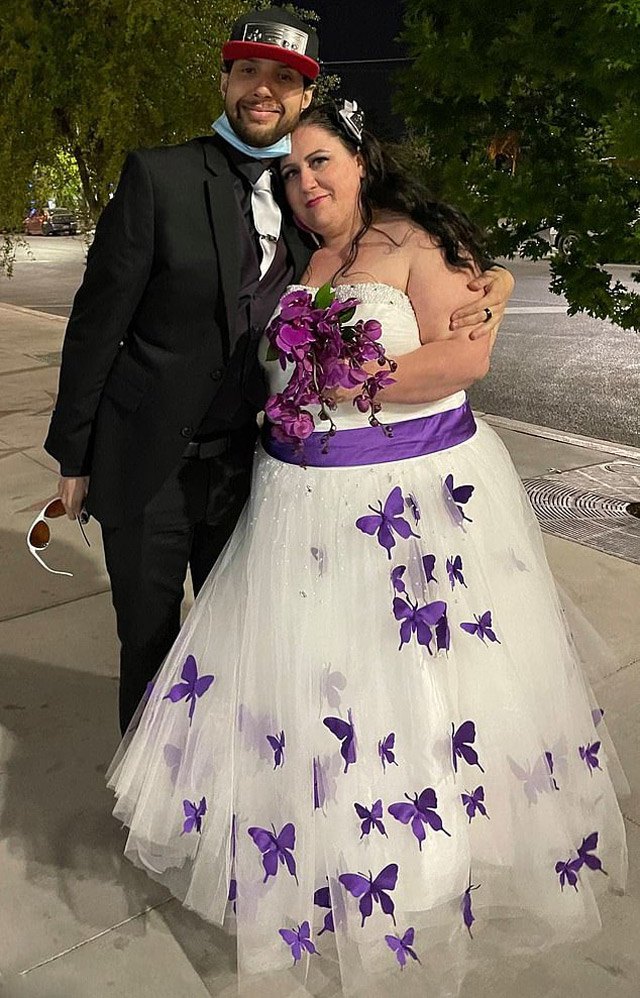 Pengantin pria memainkan permainan pesta pora dengan orang lain pada hari pernikahan, pengantin wanita mengumumkan - 1