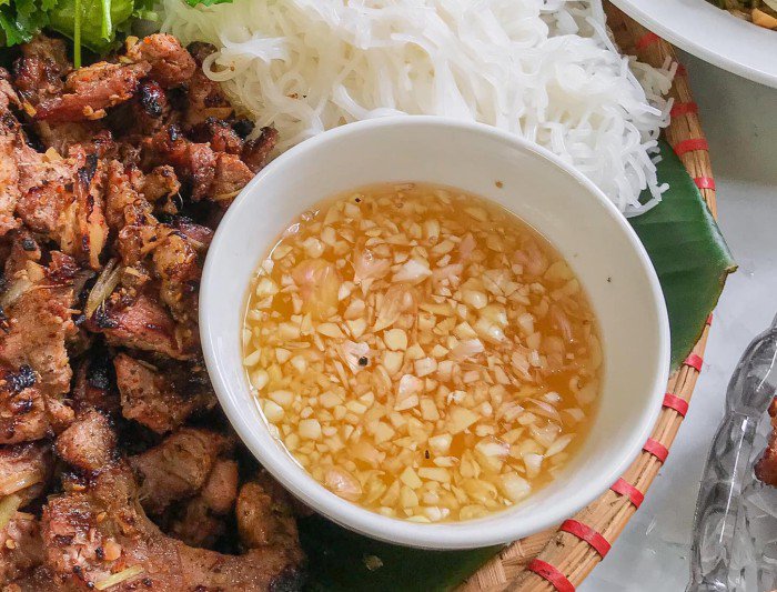 Gái xinh làm bún thịt nướng than hoa thơm nức nở, ai cũng nhìn ảnh rồi amp;#34;thở dàiamp;#34; - 7