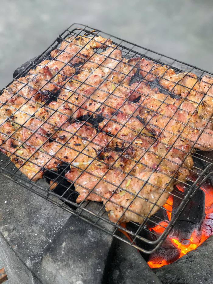 Gái xinh làm bún thịt nướng than hoa thơm nức nở, ai cũng nhìn ảnh rồi amp;#34;thở dàiamp;#34; - 5