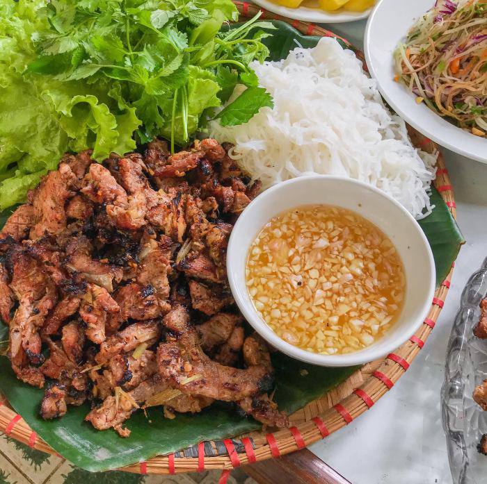 Gái xinh làm bún thịt nướng than hoa thơm nức nở, ai cũng nhìn ảnh rồi amp;#34;thở dàiamp;#34; - 8