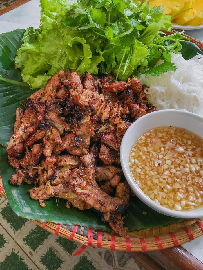 Gái xinh làm bún thịt nướng than hoa thơm nức nở, ai cũng nhìn ảnh rồi amp;#34;thở dàiamp;#34; - 9