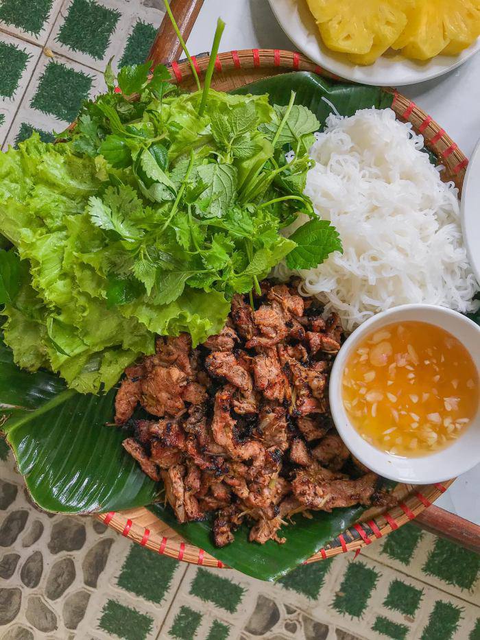 Gái xinh làm bún thịt nướng than hoa thơm nức nở, ai cũng nhìn ảnh rồi amp;#34;thở dàiamp;#34; - 10