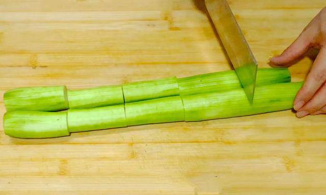 Xào mướp, đừng cho trực tiếp vào chảo dầu, thêm một bước nữa mướp xanh đẹp không thâm - 3