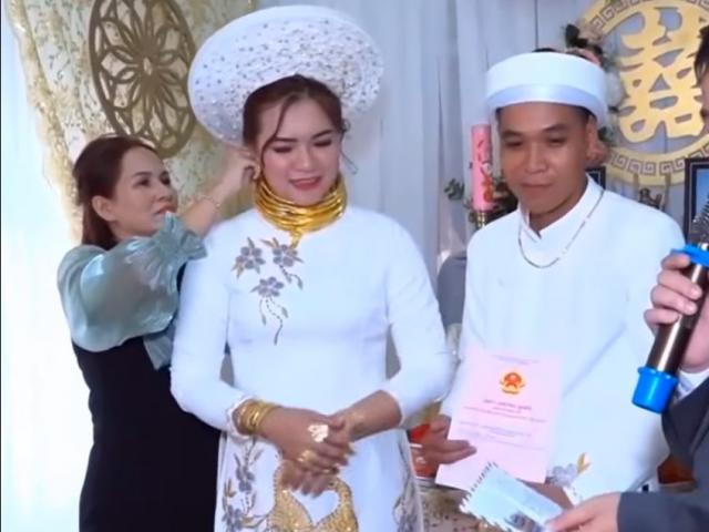 Choáng váng với đám cưới khủng: Cô dâu đeo vàng kín cổ, được bố tặng sổ đỏ và 500 triệu