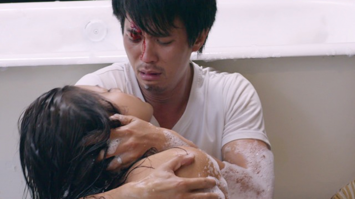 Bộ phim 18+ treo giò 4 năm hé lộ cảnh Hà Việt Dũng ôm Minh Tú trong phòng  tắm