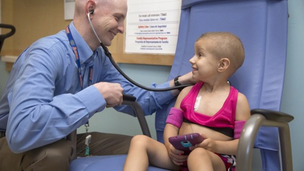 12 dấu hiệu có thể cảnh báo ung thư ở trẻ em, cha mẹ dễ tưởng lầm là bệnh vặt - 1