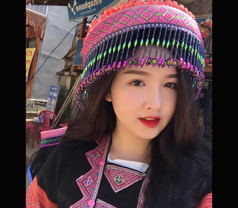 Chu Nhung (sinh năm 1995) cũng được biết đến với biệt danh "hot girl dân tộc" vì vẻ đẹp ngây ngô trong bộ trang phục truyền thống của H'mông.
