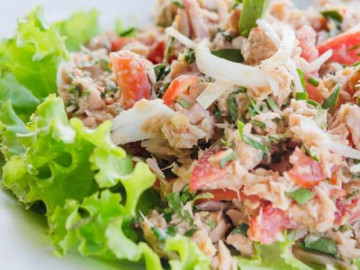 Những nguyên liệu cần chuẩn bị để làm salad cá ngừ với sốt mè rang là gì?
