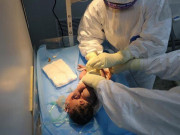 Sản phụ 23 tuổi đang điều trị COVID-19 chuyển dạ, sinh con trong khu cách ly BV Nhiệt đới TW