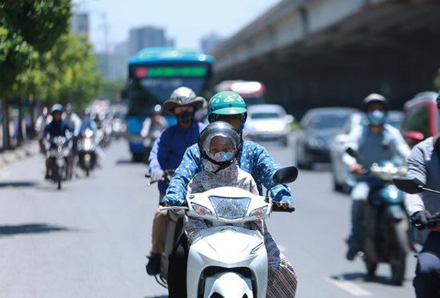 Nắng nóng như lò lửa vượt ngưỡng 40°C ở Hà Nội và miền Bắc, cảnh báo nguy  cơ sốc nhiệt - Tin tức