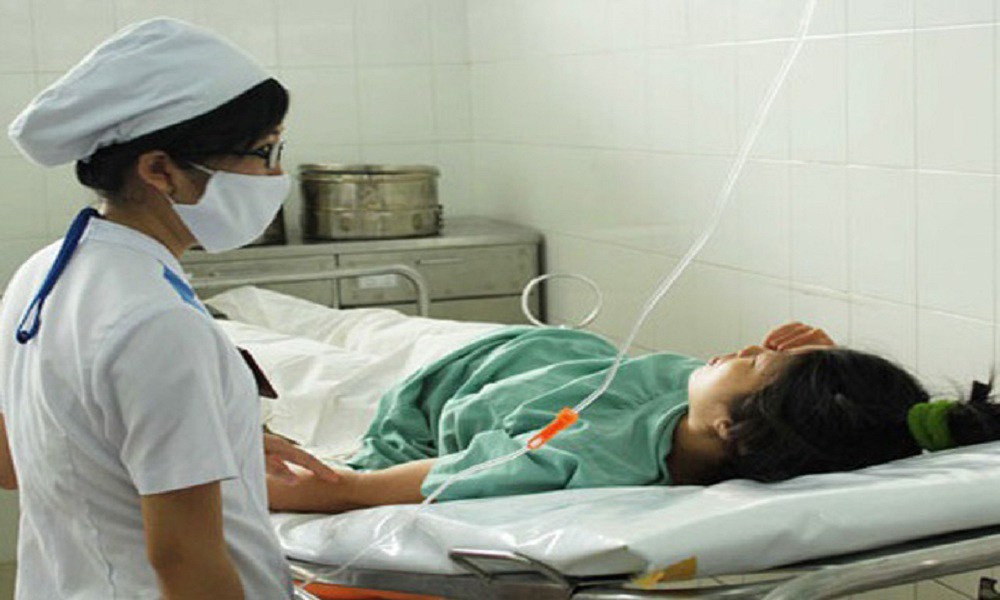 Chồng trông vợ sau sinh thấm máu hết 8 cuộn giấy, y tá đi kiểm tra thì hốt hoảng - 1