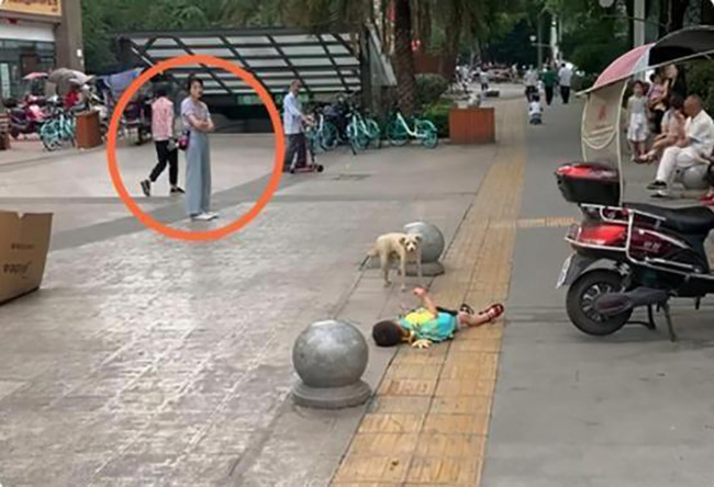 Con đòi mua đồ chơi mới, câu trả lời và hành động của mẹ khiến ai cũng bất ngờ - 1