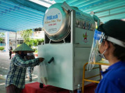 TP.HCM: "ATM gạo" tái hoạt động ở vùng giãn cách, người dân cảnh ngộ khó khăn xếp hàng nhận gạo