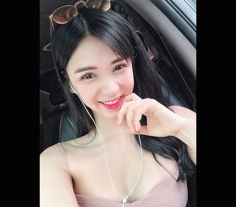 Thanh Bi là một trong những nữ diễn viên trẻ khá được chú ý tại Hà Nội, cô sở hữu vẻ ngoài xinh xắn như búp bê cùng làn da trắng như phát sáng làm bao người ao ước.

