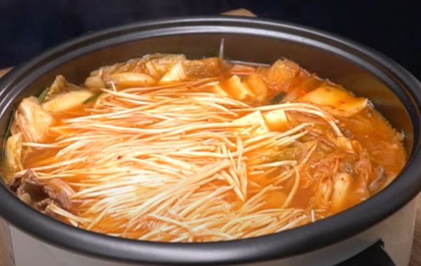 Cách nấu canh kim chi thịt bò chuẩn vị Hàn Quốc cực đơn giản - 5
