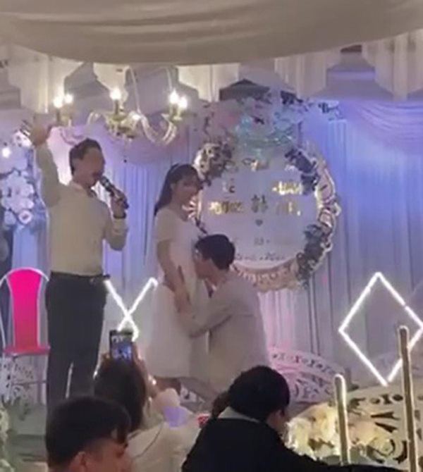 MC hỏi “Chú rể muốn hôn vào đâu?”, chú rể hôn bụng cô dâu khiến quan khách bất ngờ