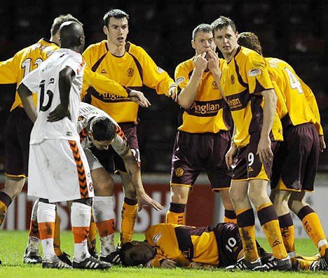 Những cái chết gây sốc của cầu thủ trên sân cỏ thế giới, Eriksen vẫn còn rất may mắn - 3