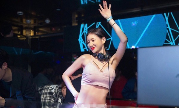 DJ nổi tiếng xứ Hàn thích mặc tạp dề để khoe vòng 1 nảy lửa - 1