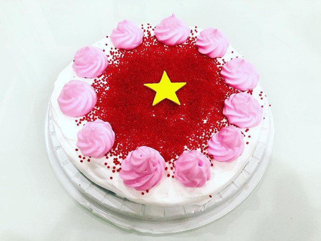 Sao vào bếp: Phục lăn amp;#34;soái ca chưa vợamp;#34; Hứa Vĩ Văn, còn làm bánh cổ vũ tuyển Việt Nam - 4