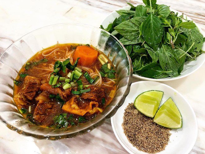 Sao vào bếp: Phục lăn amp;#34;soái ca chưa vợamp;#34; Hứa Vĩ Văn, còn làm bánh cổ vũ tuyển Việt Nam - 15