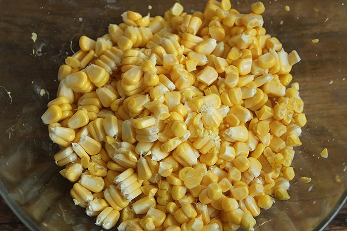 Thừa 2 bắp ngô không biết làm gì, vợ nhanh tay chế thành món ăn sáng cả nhà mê mẩn - 1