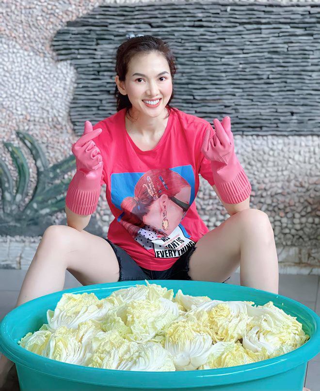 Siêu mẫu Anh Thư tiết lộ bí quyết làm kim chi ngon tuyệt đỉnh, ngày bán hết vèo 70kg - 3