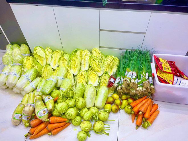 Siêu mẫu Anh Thư tiết lộ bí quyết làm kim chi ngon tuyệt đỉnh, ngày bán hết vèo 70kg - 5
