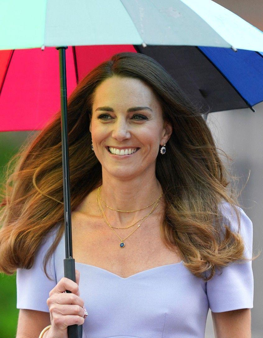 Kate Middleton lại diện váy tím mộng mơ, nhưng cách chọn phụ kiện quá đỗi amp;#34;ăn chơiamp;#34; - 5
