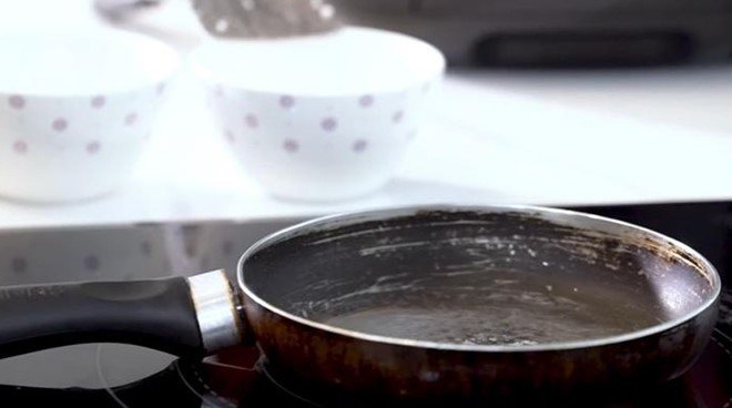 Ngọc Trinh nhờ giúp việc nấu 2 món ngon trong nhà triệu đô, chiếc chảo cũ mèm gây chú ý - 4